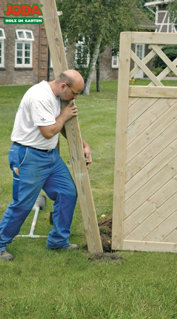 Handwerker-setzt-Pfosten Foto-Joda